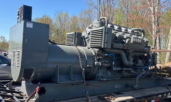 700 kW Continuous, Waukesha L7042G Natural Gas Generator Set, only 1,199 hours!, 480Y / 277 Volts, 1,200 RPM, Radiator